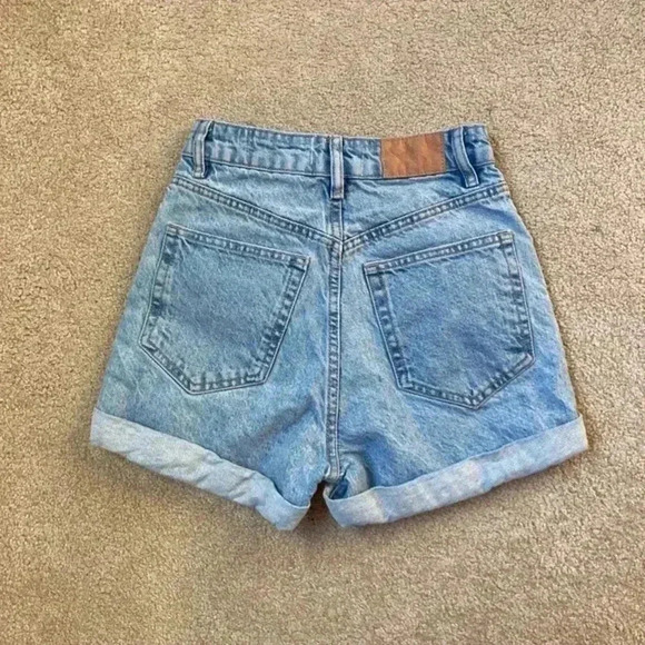 Zara high rise light wash jean shorts in size 0 - Picture 2 of 5